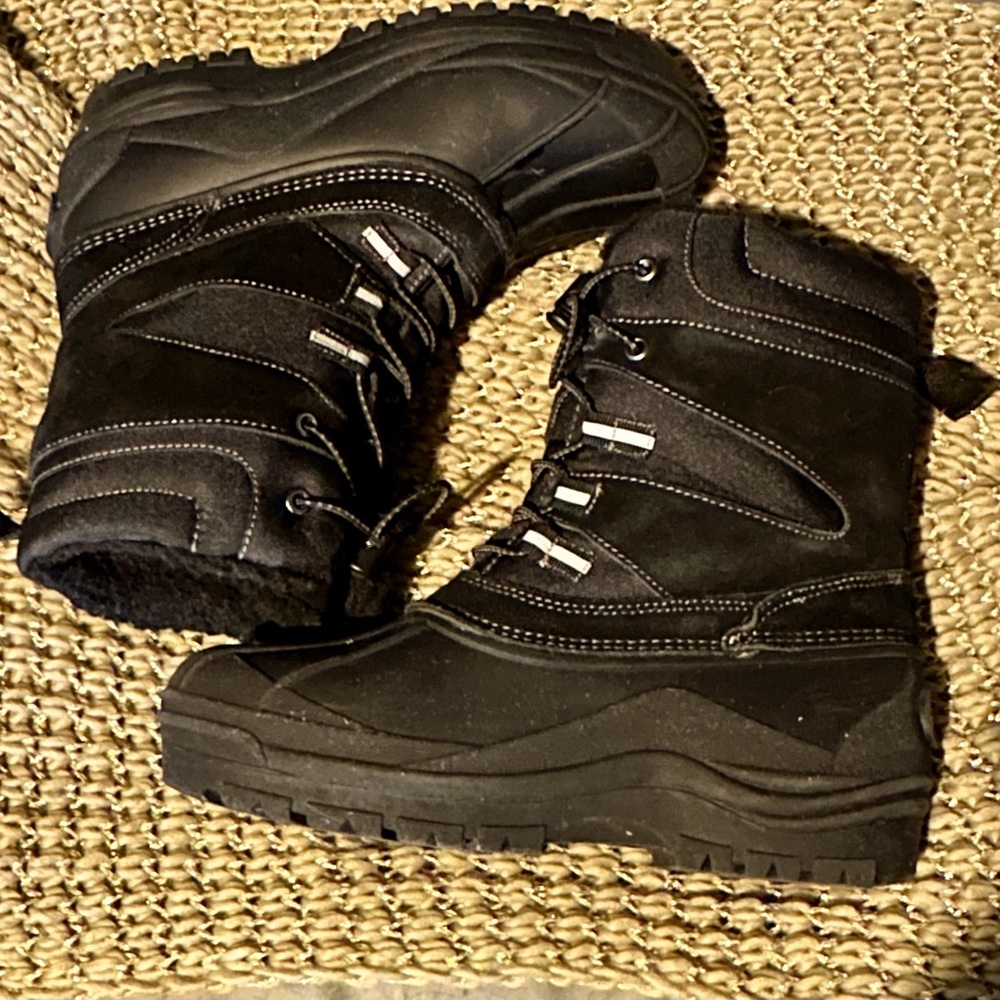 Lands End big boys snow boots size 6

Like new only wore a couple of times

Warm